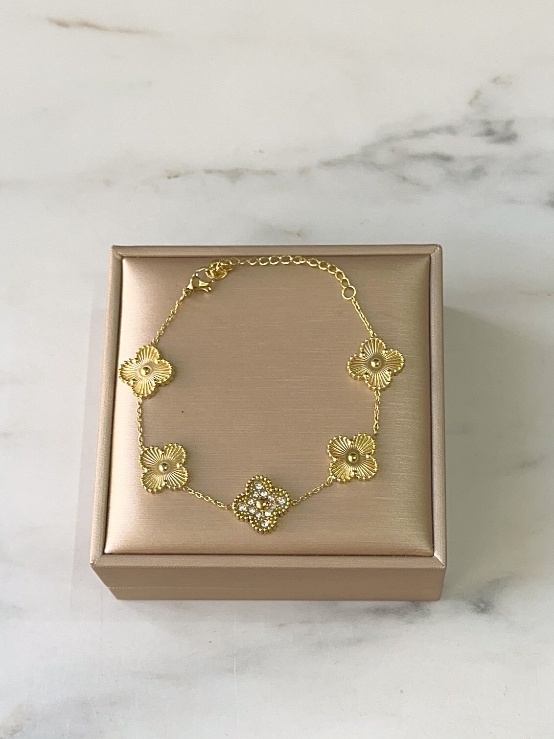 Gold Yoncalı Taşlı Çelik Kadın Bileklik