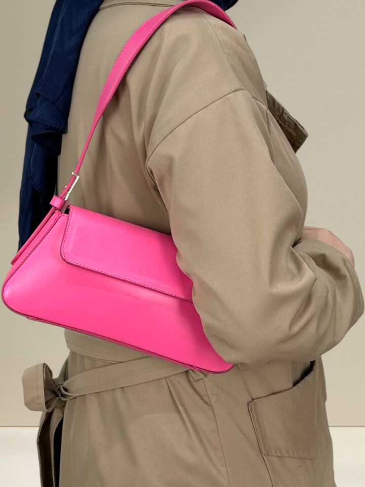 Asimetrik Kapaklı Kadın Baget Çanta pembe